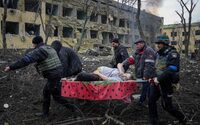 Российские войска разбомбили больницу и роддом в Мариуполе. Что известно о жертвах?